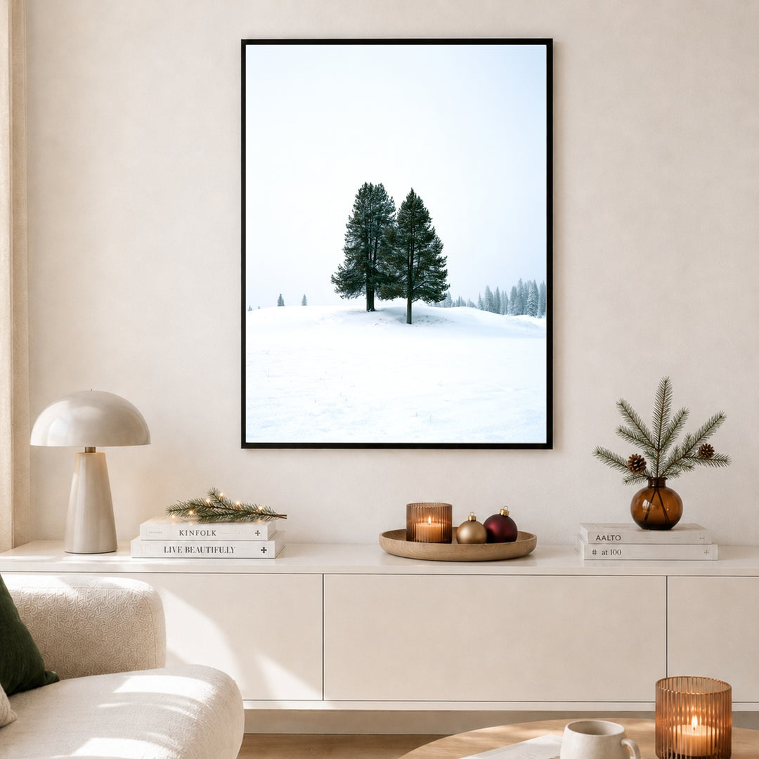 Zwei Tannen im Schnee Poster – Schwarzer Rahmen – Produktfoto