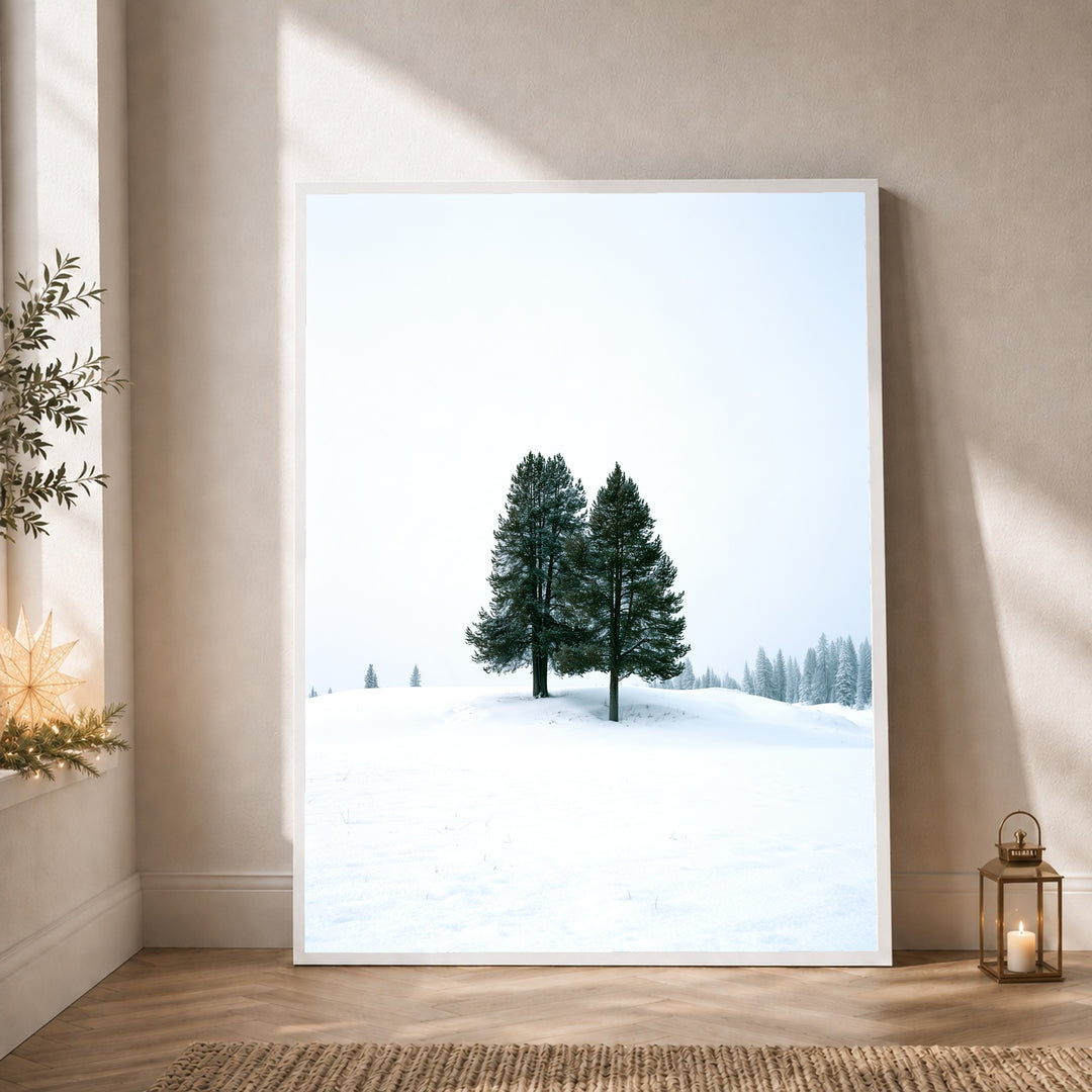 Zwei Tannen im Schnee Poster – Weißer Rahmen – Produktfoto