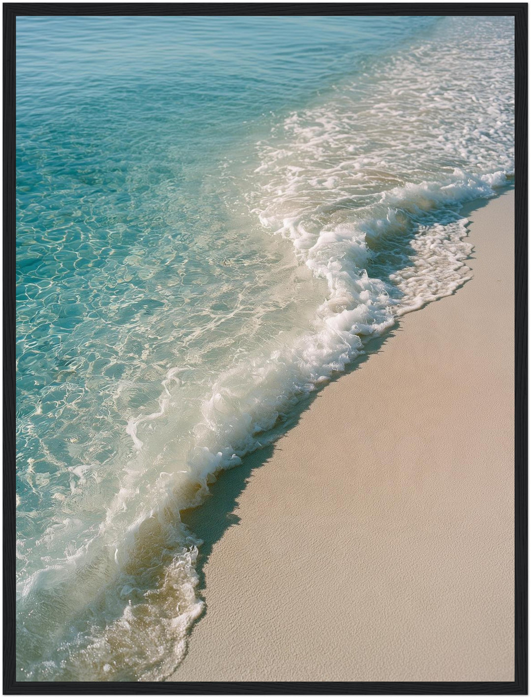 Türkise Welle am Strand Poster – Schwarzer Rahmen – Produktfoto