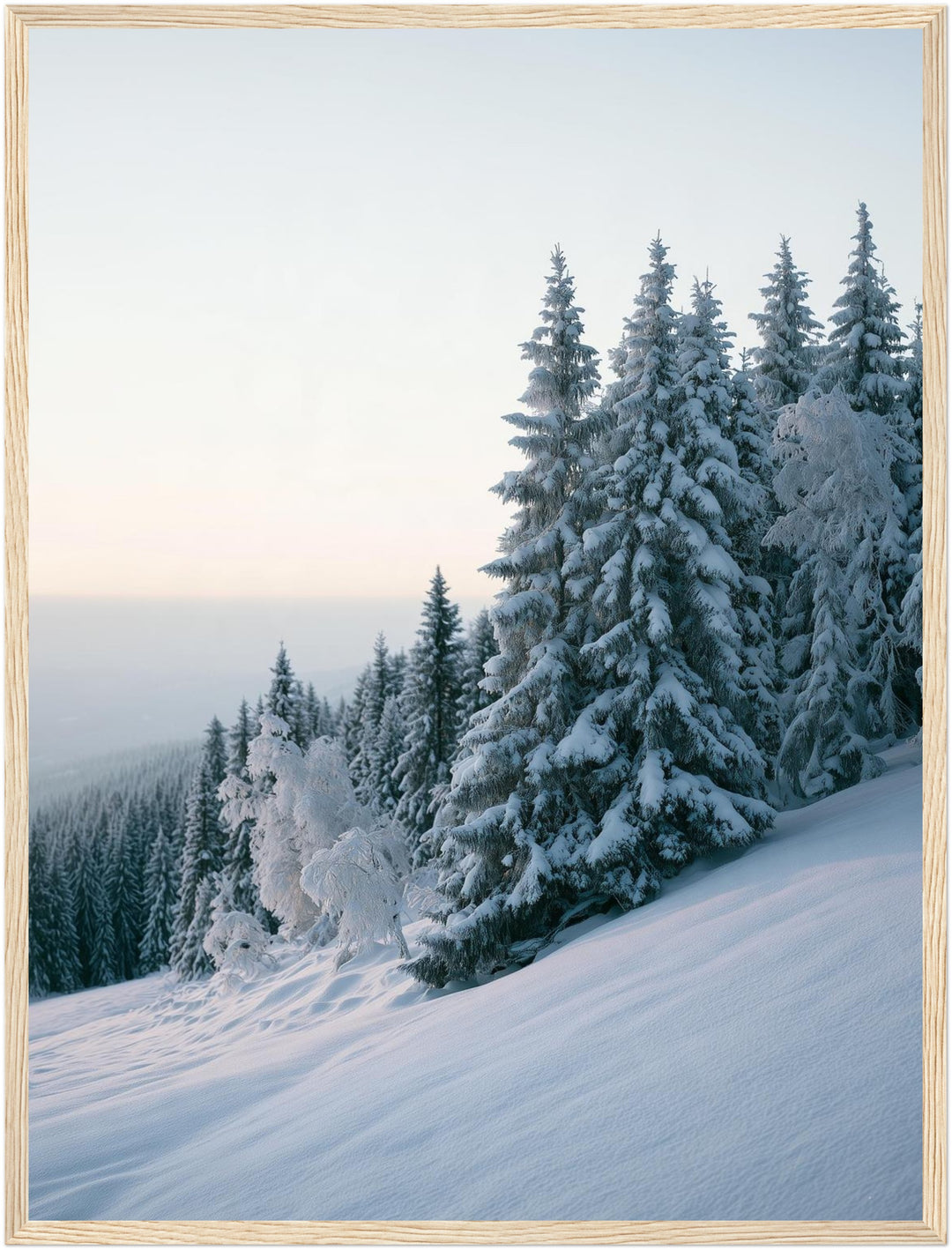 Winterwald im Schnee Poster – Holz natur Rahmen – Produktfoto