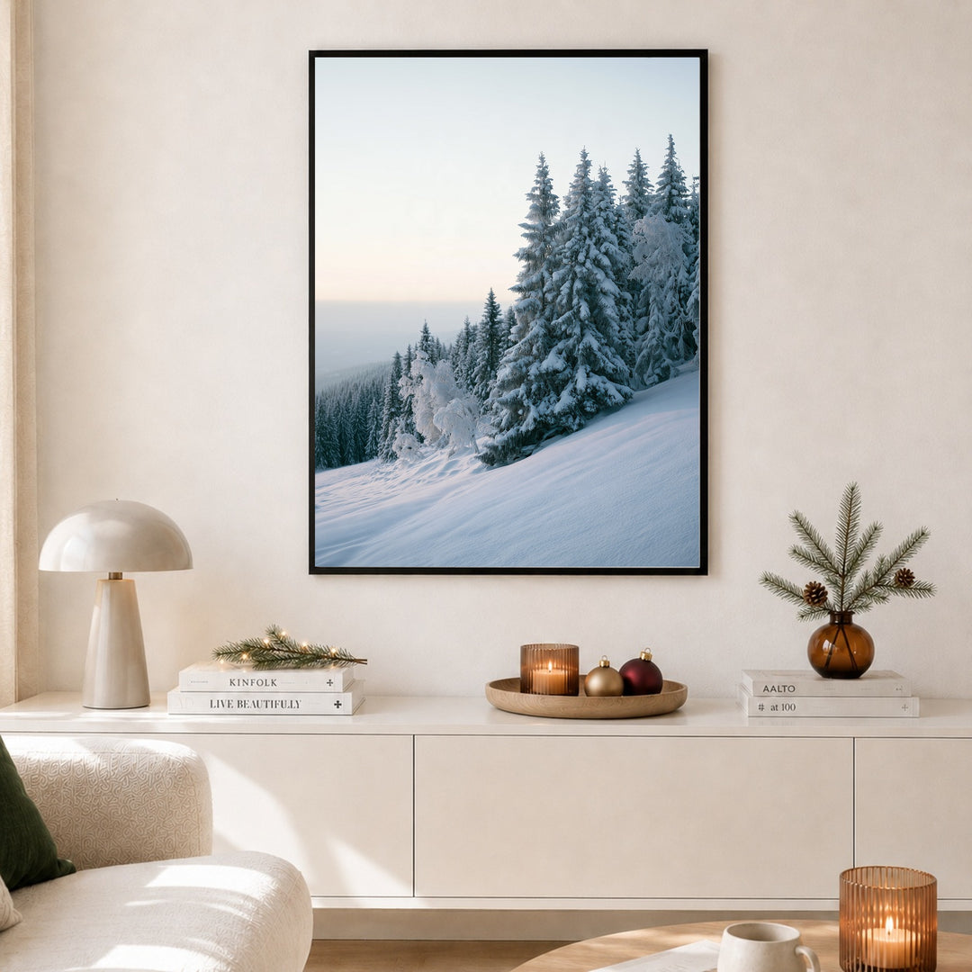 Winterwald im Schnee Poster – Schwarzer Rahmen – Produktfoto