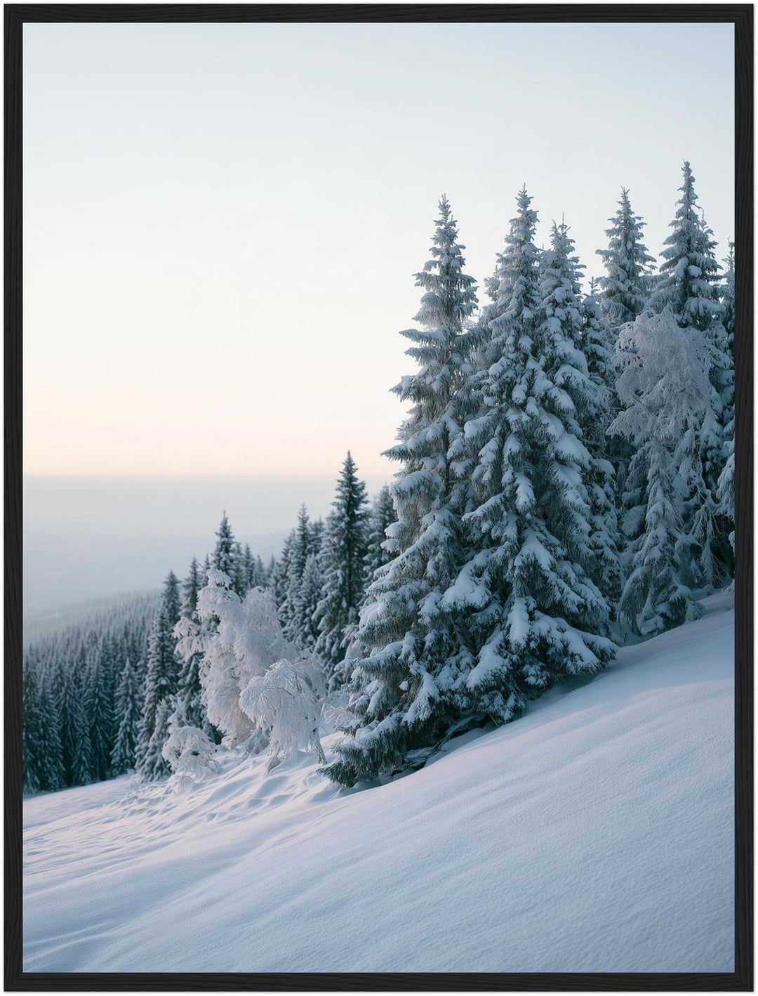Winterwald im Schnee Poster – Schwarzer Rahmen – Produktfoto
