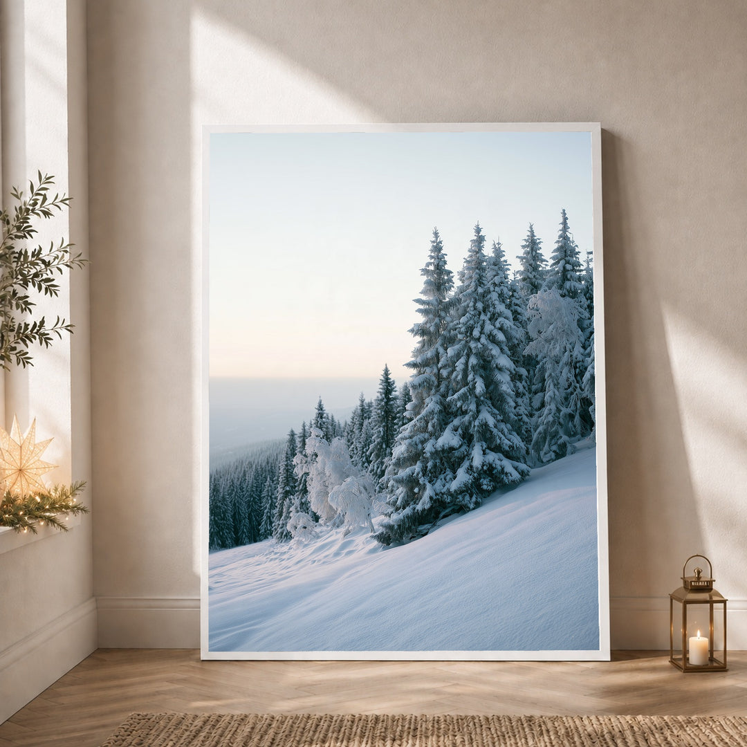 Winterwald im Schnee Poster – Weißer Rahmen – Produktfoto