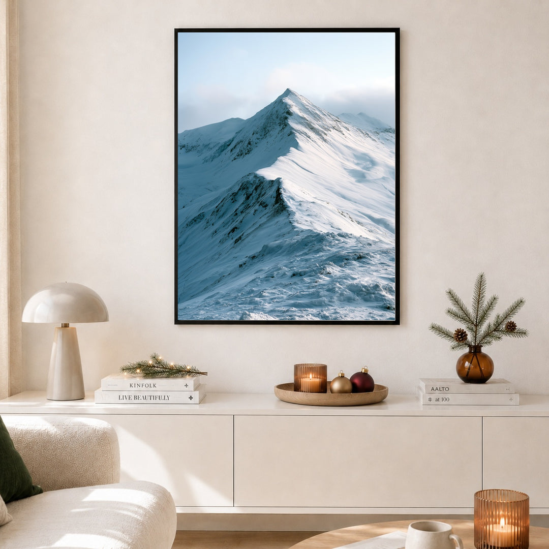 Stiller Wintergipfel im Schnee Poster – Schwarzer Rahmen – Produktfoto