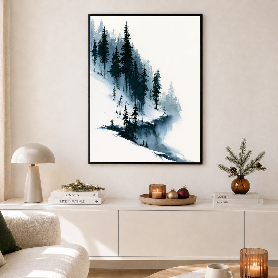 Verschneiter Tannenwald im Nebel Poster – Schwarzer Rahmen – Produktfoto