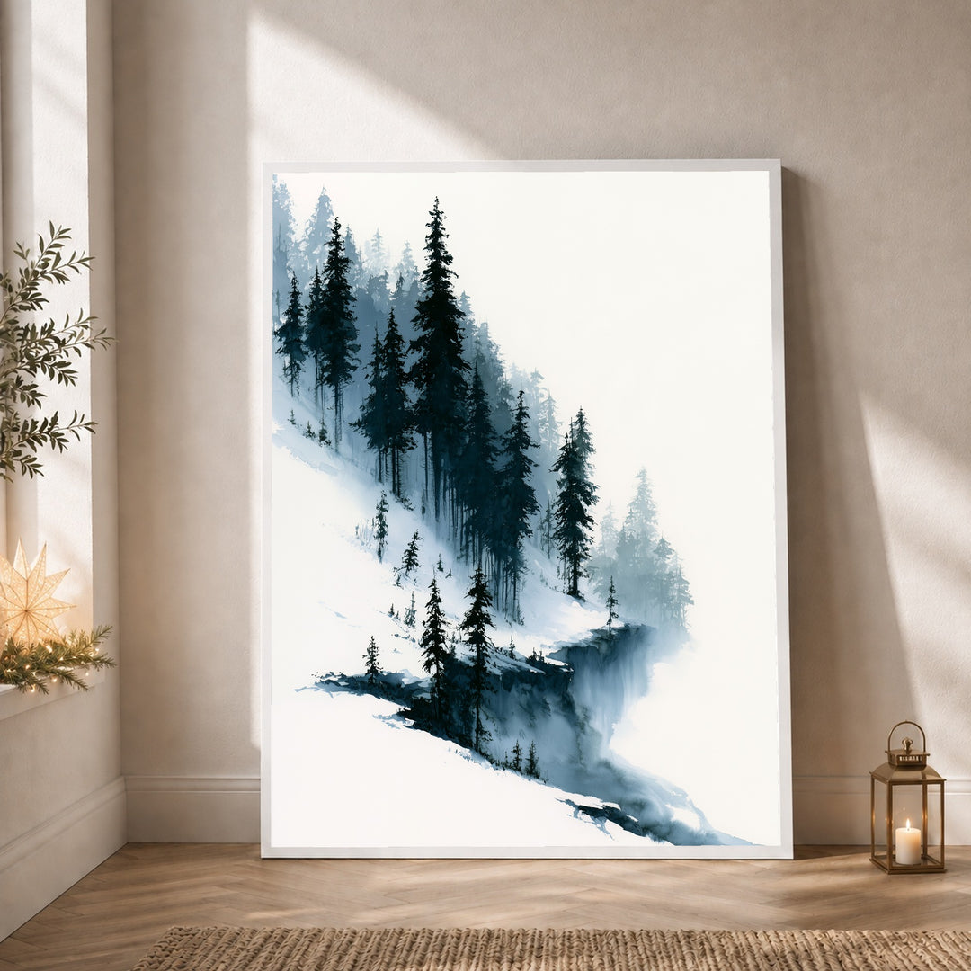 Verschneiter Tannenwald im Nebel Poster – Weißer Rahmen – Produktfoto
