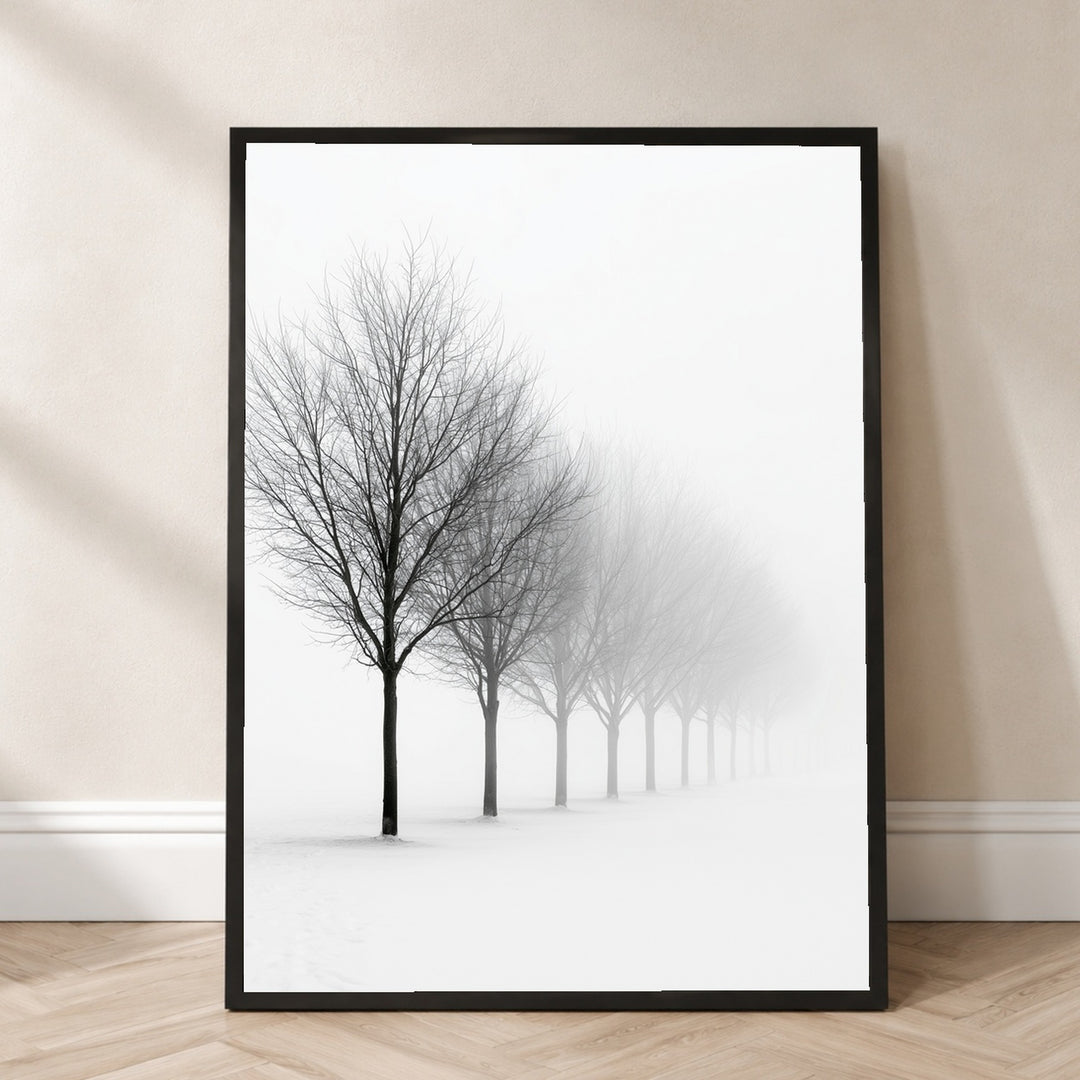 Baumreihe im Winternebel Poster – Schwarzer Rahmen – Produktfoto