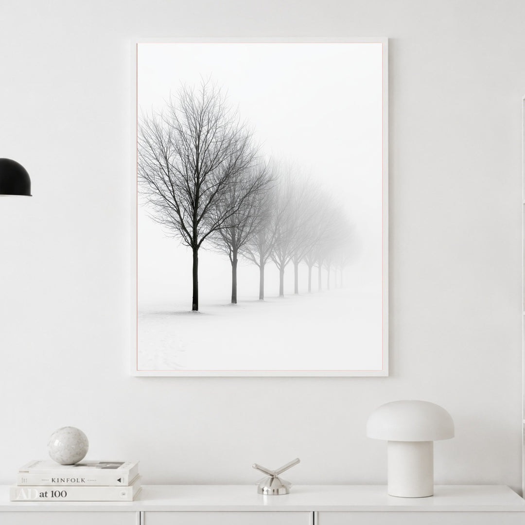 Baumreihe im Winternebel Poster – Weißer Rahmen – Produktfoto