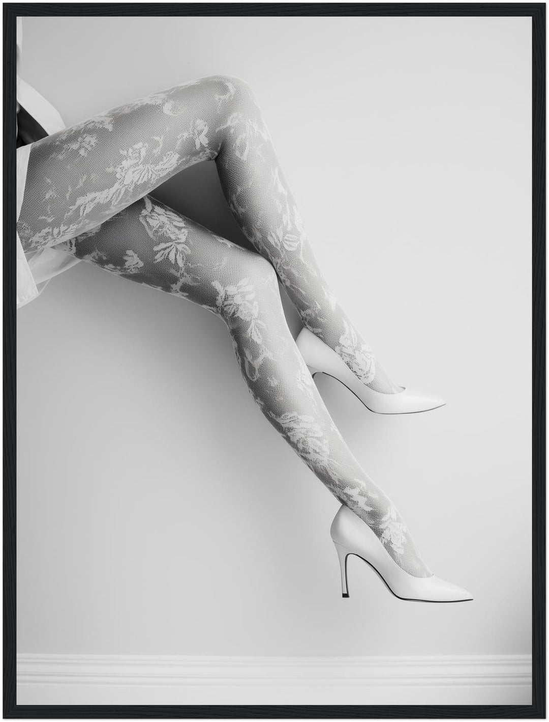 Spitzenstrümpfe mit weißen Pumps Poster – Schwarzer Rahmen – Produktfoto