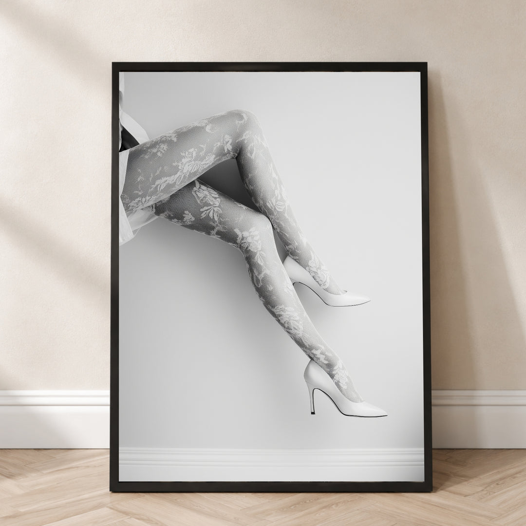 Spitzenstrümpfe mit weißen Pumps Poster – Schwarzer Rahmen – Produktfoto