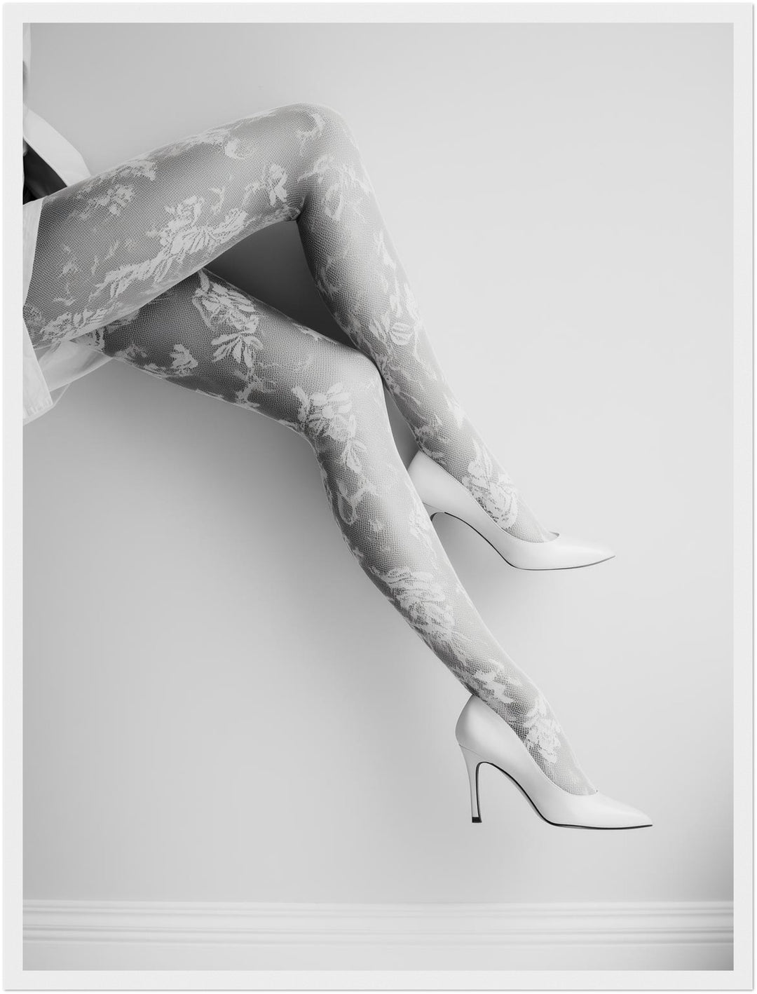 Spitzenstrümpfe mit weißen Pumps Poster – Weißer Rahmen – Produktfoto
