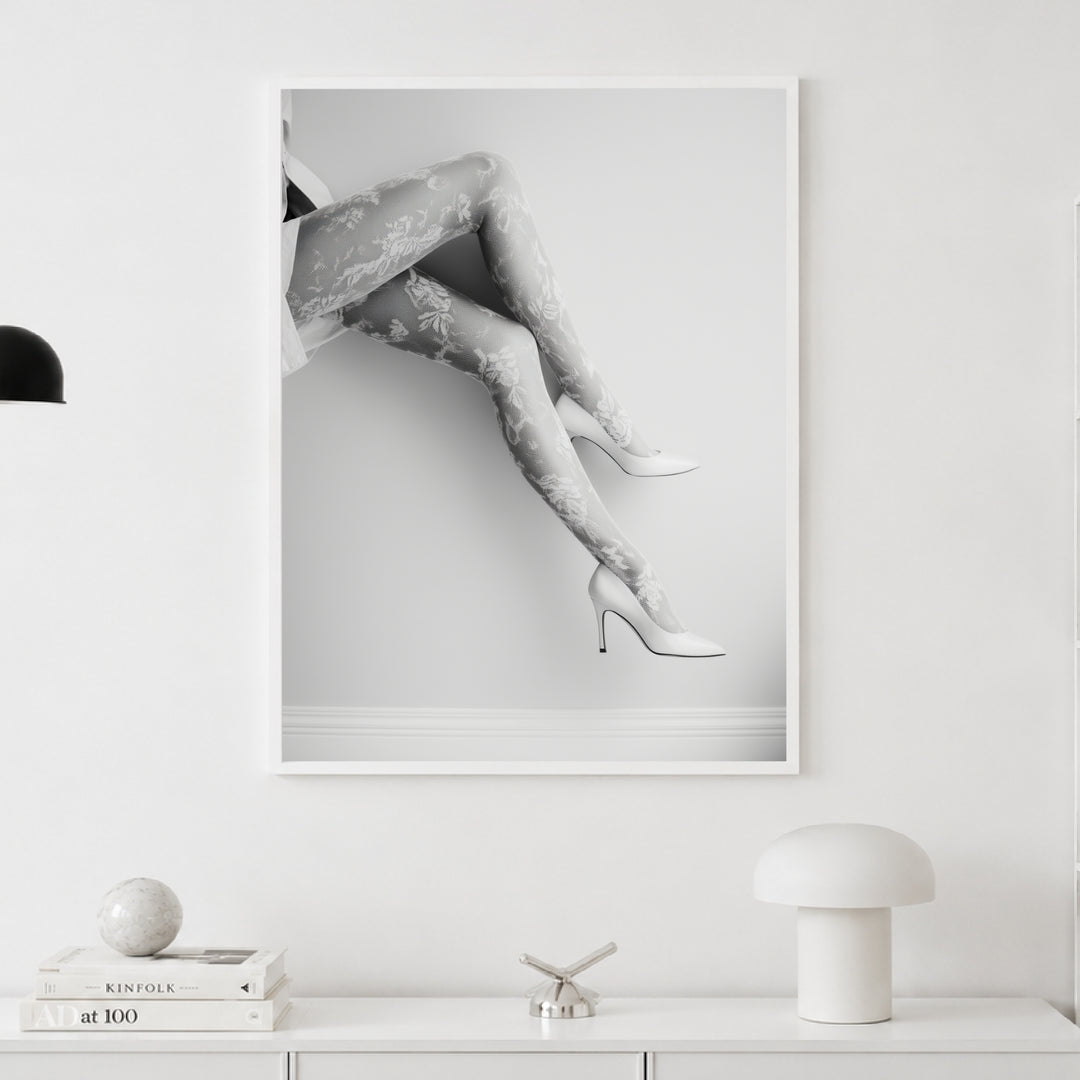 Spitzenstrümpfe mit weißen Pumps Poster – Weißer Rahmen – Produktfoto