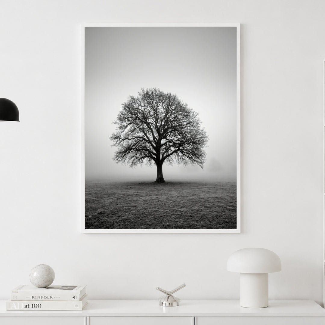 Einsame Eiche im Nebel Poster – Weißer Rahmen – Produktfoto