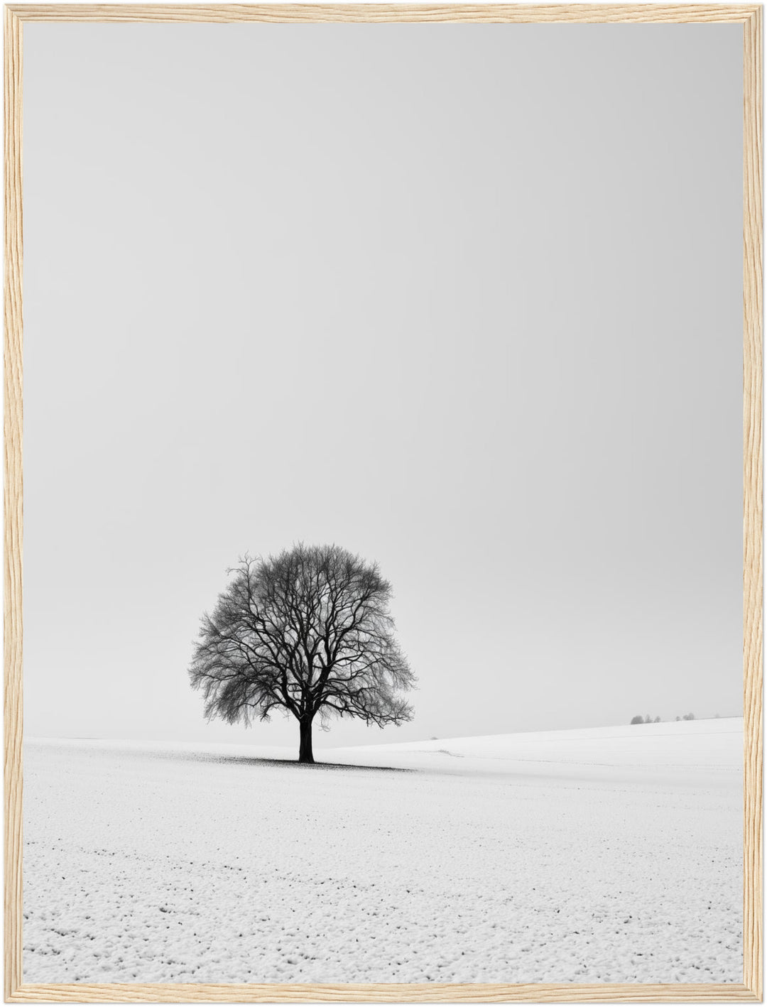 Einsamer Baum im Schnee Poster – Holz natur Rahmen – Produktfoto