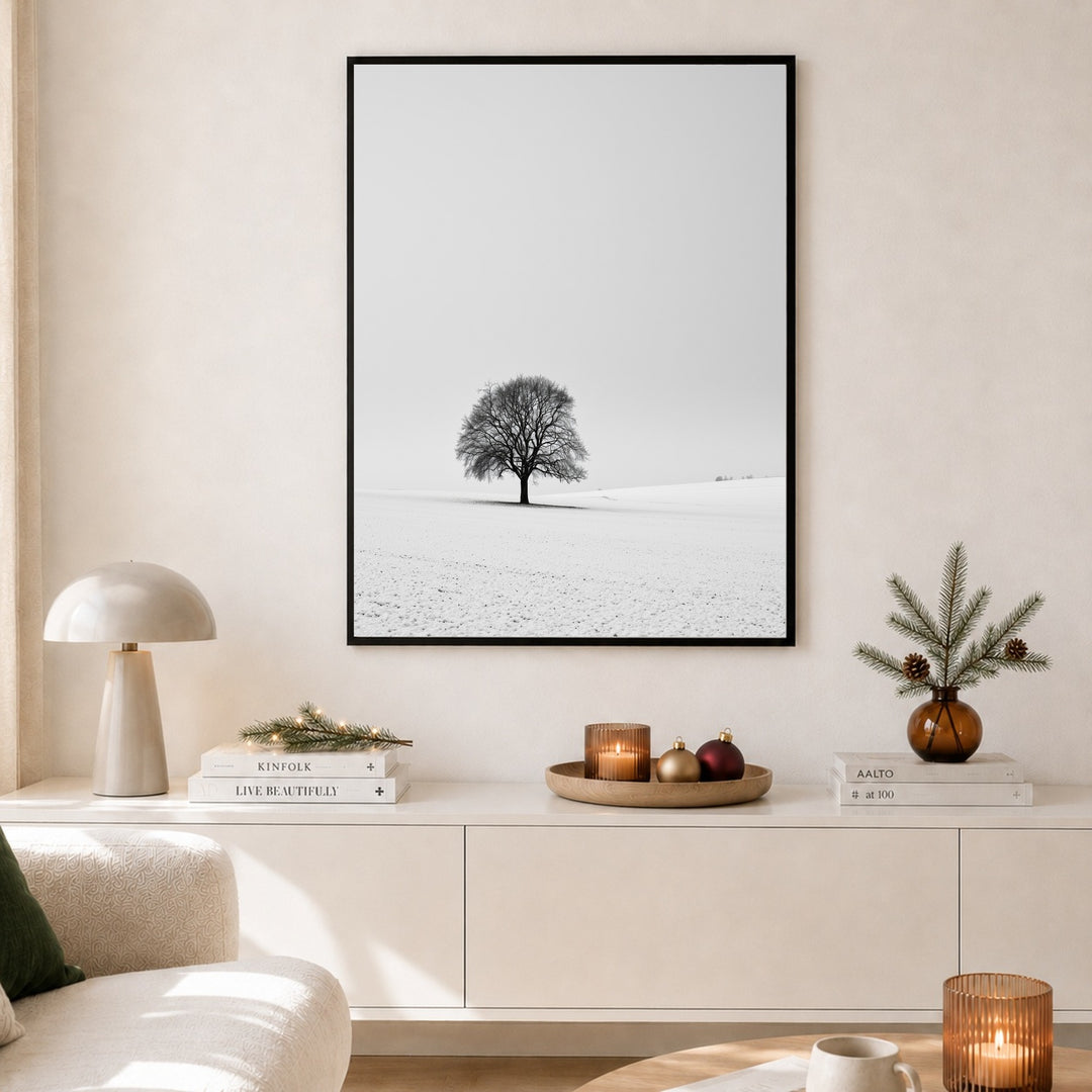Einsamer Baum im Schnee Poster – Schwarzer Rahmen – Produktfoto