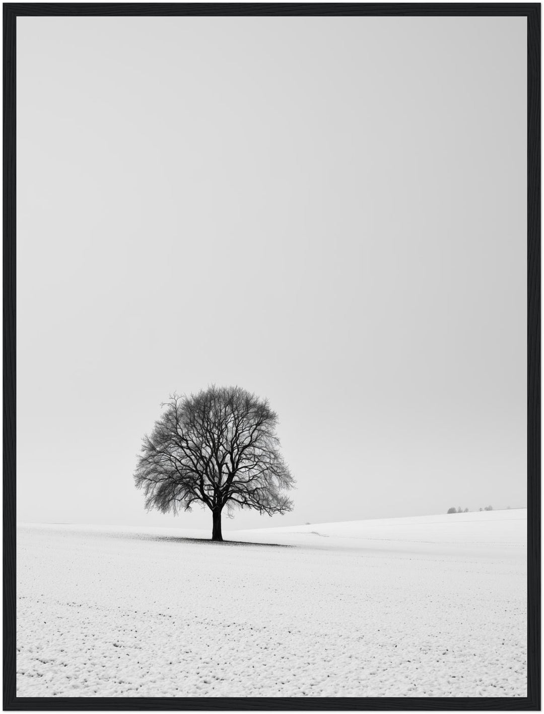 Einsamer Baum im Schnee Poster – Schwarzer Rahmen – Produktfoto