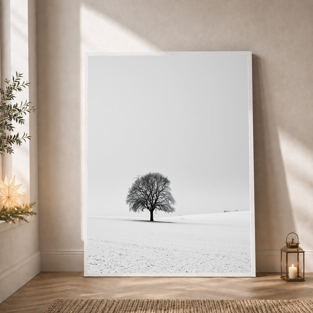 Einsamer Baum im Schnee Poster – Weißer Rahmen – Produktfoto