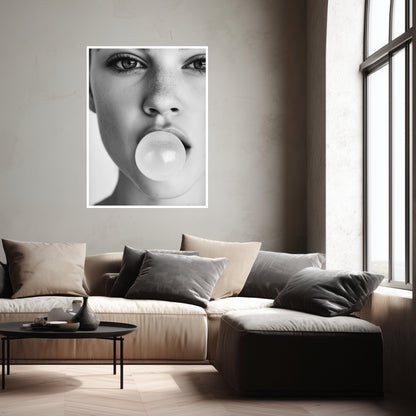 Frau mit Kaugummiblase Poster