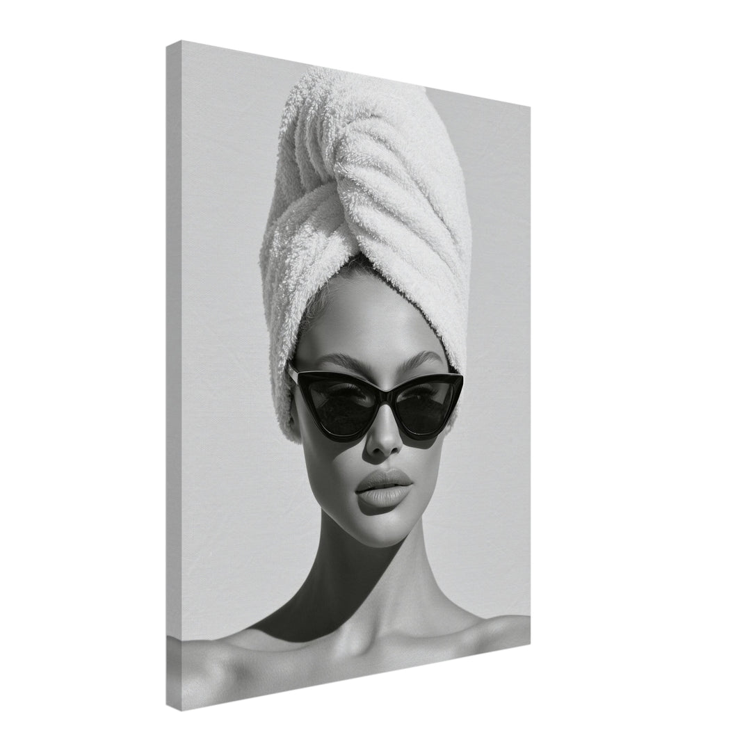 Frau mit Handtuch und Sonnenbrille Leinwandbild – Schräge Ansicht – Produktfoto