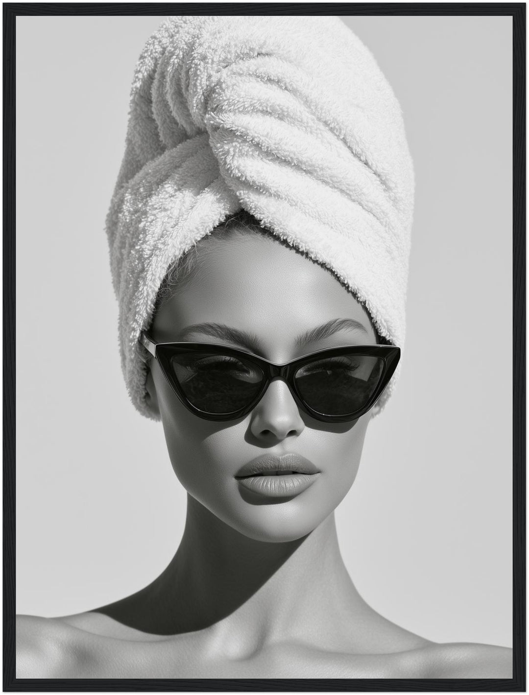 Frau mit Handtuch und Sonnenbrille Poster – Schwarzer Rahmen – Produktfoto