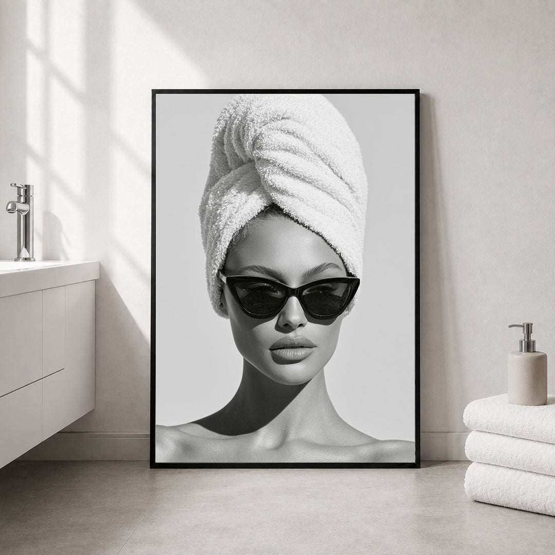 Frau mit Handtuch und Sonnenbrille Poster – Schwarzer Rahmen – Produktfoto