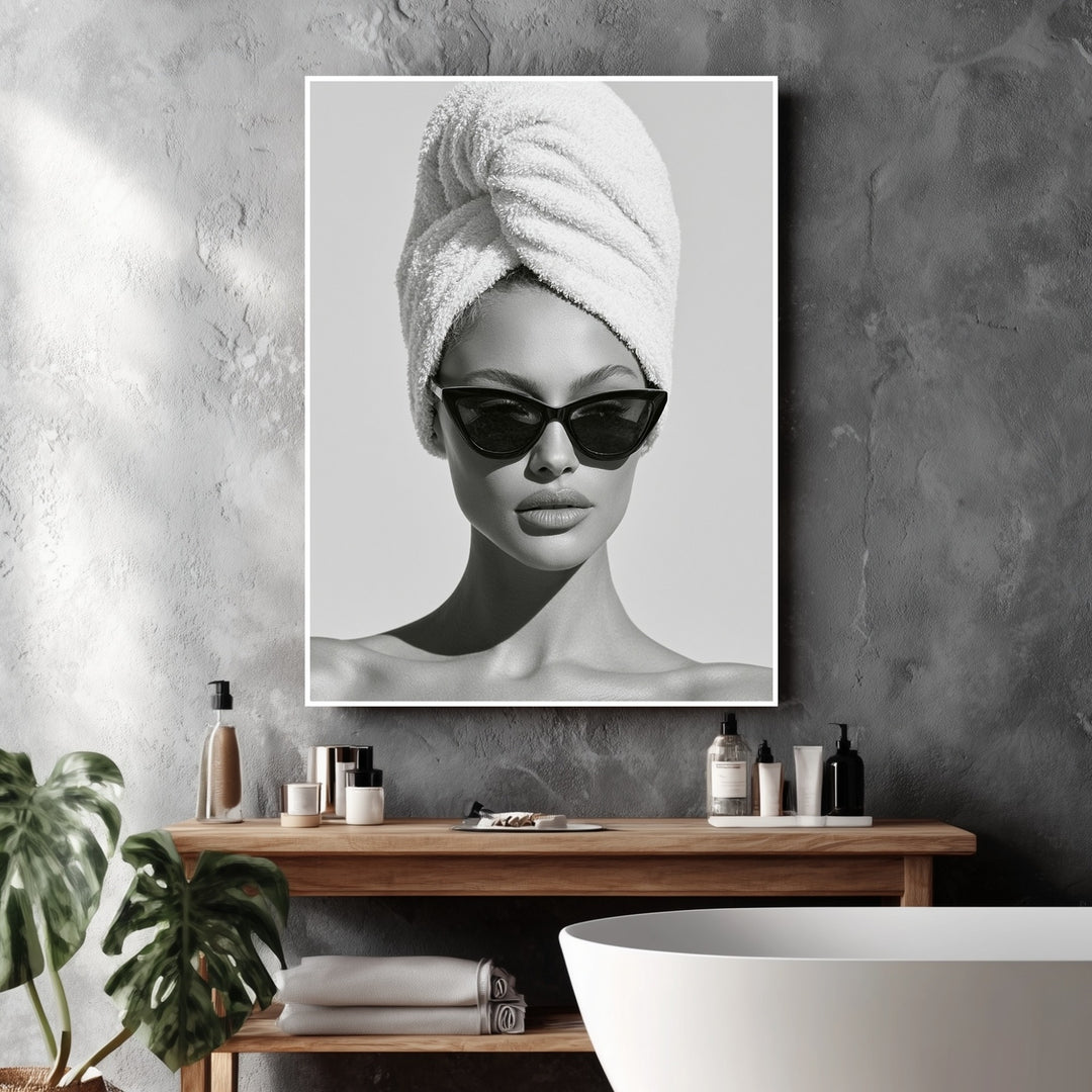 Frau mit Handtuch und Sonnenbrille Poster – Weißer Rahmen – Produktfoto