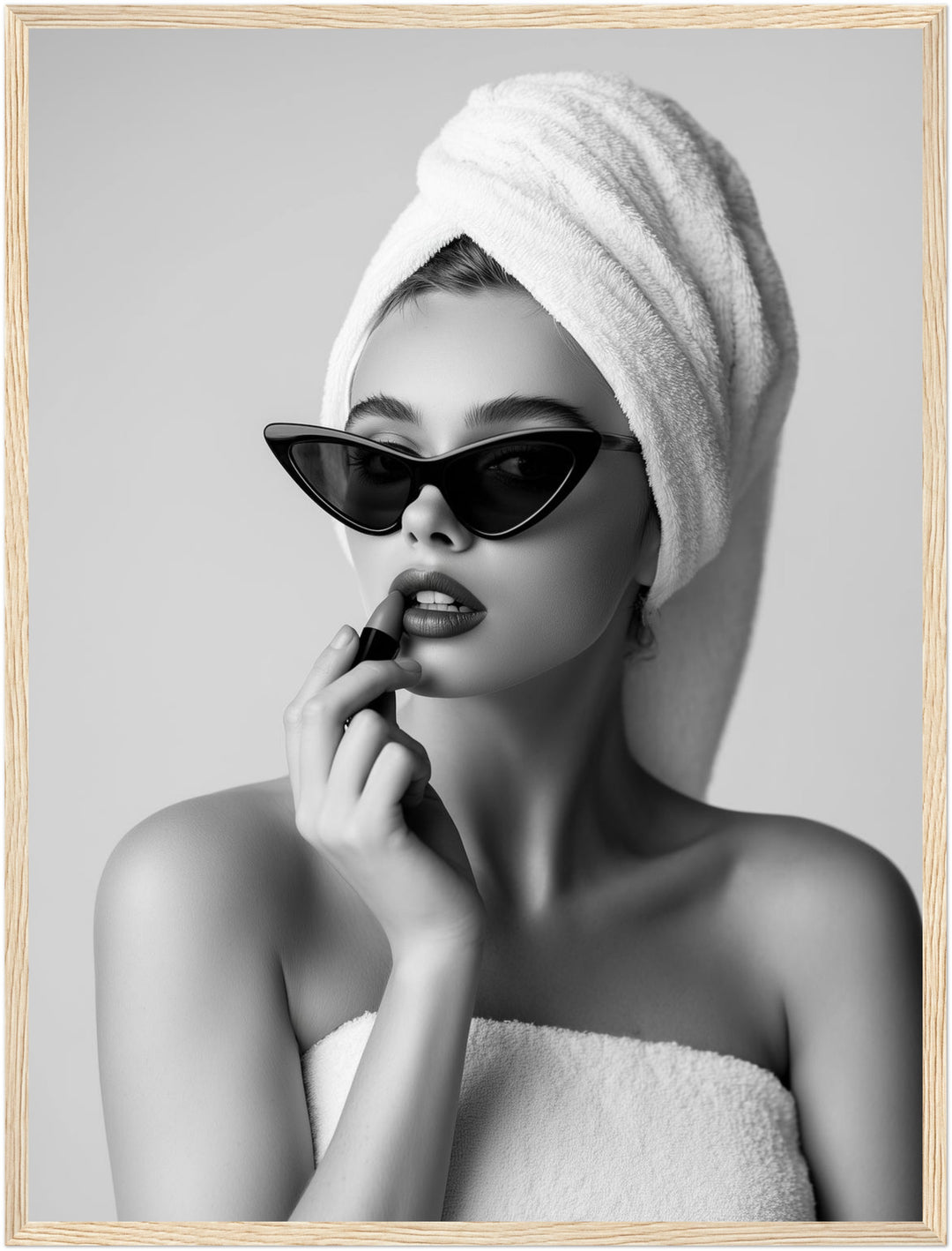 Frau mit Handtuch-Turban Poster – Holz natur Rahmen – Produktfoto