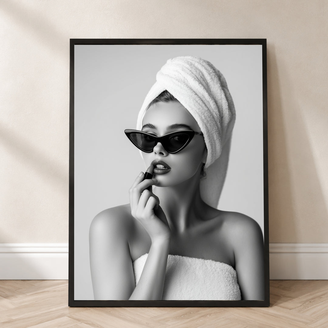 Frau mit Handtuch-Turban Poster – Schwarzer Rahmen – Produktfoto