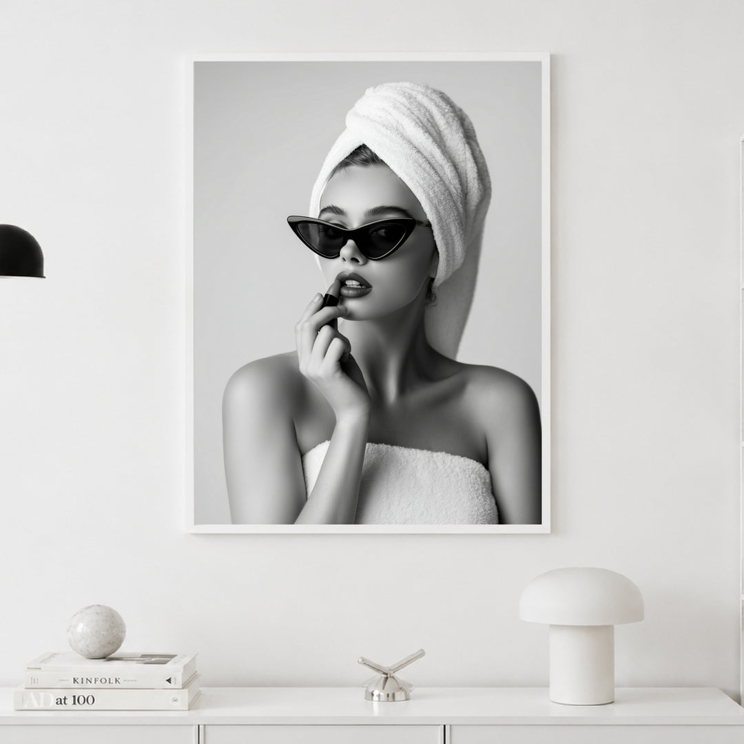 Frau mit Handtuch-Turban Poster – Weißer Rahmen – Produktfoto