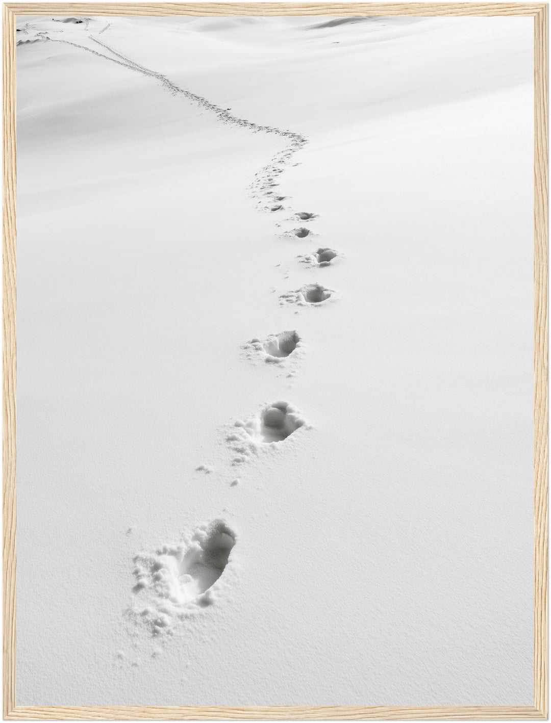 Spuren im Schnee Poster – Holz natur Rahmen – Produktfoto