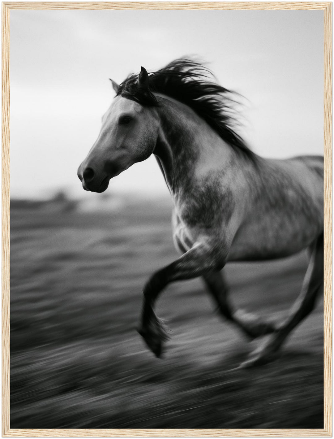 Galoppierendes Pferd im Wind Poster – Holz natur Rahmen – Produktfoto