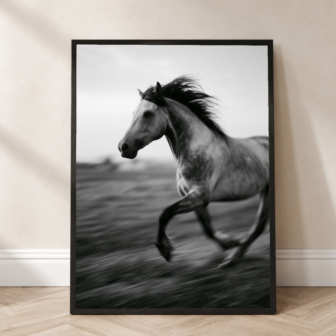 Galoppierendes Pferd im Wind Poster – Schwarzer Rahmen – Produktfoto