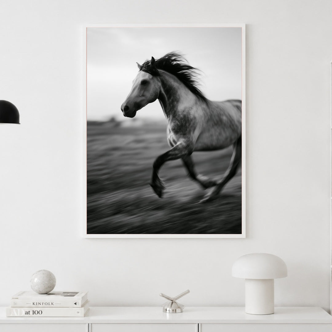 Galoppierendes Pferd im Wind Poster – Weißer Rahmen – Produktfoto