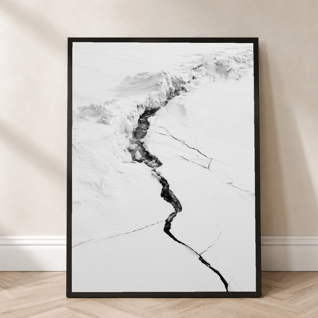 Riss im Eis Poster – Schwarzer Rahmen – Produktfoto