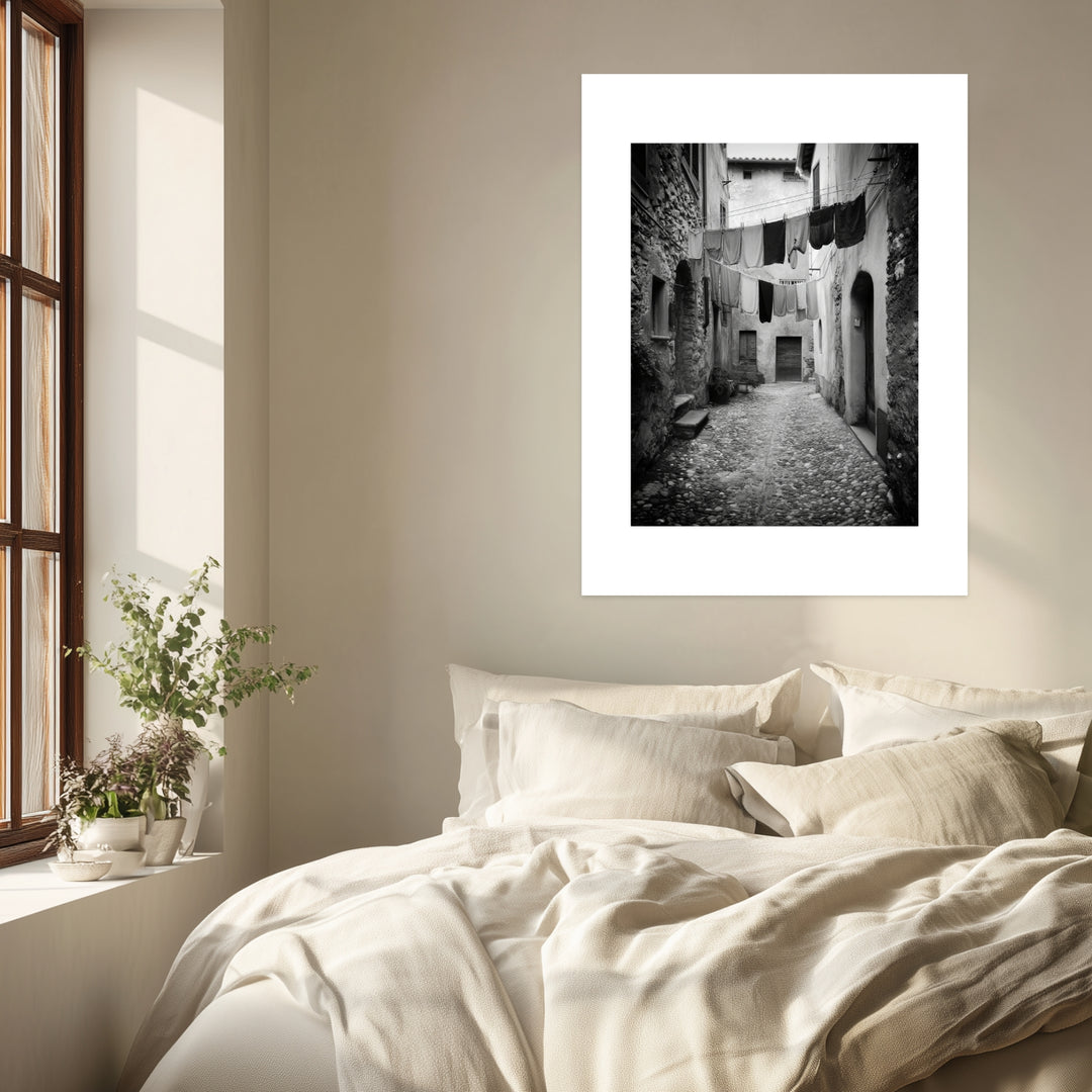 Italienische Gasse mit Wäsche Poster schwarz weiß – mattes Kunstdruck-Papier – Ansicht 3
