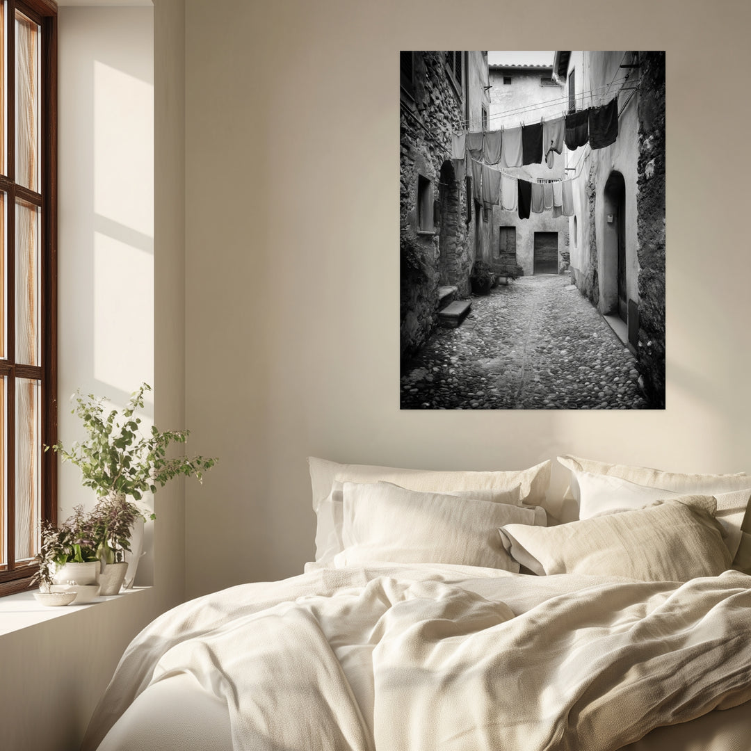 Italienische Gasse mit Wäsche Leinwandbild schwarz weiß – Leinwand auf Holzrahmen – Ansicht 4