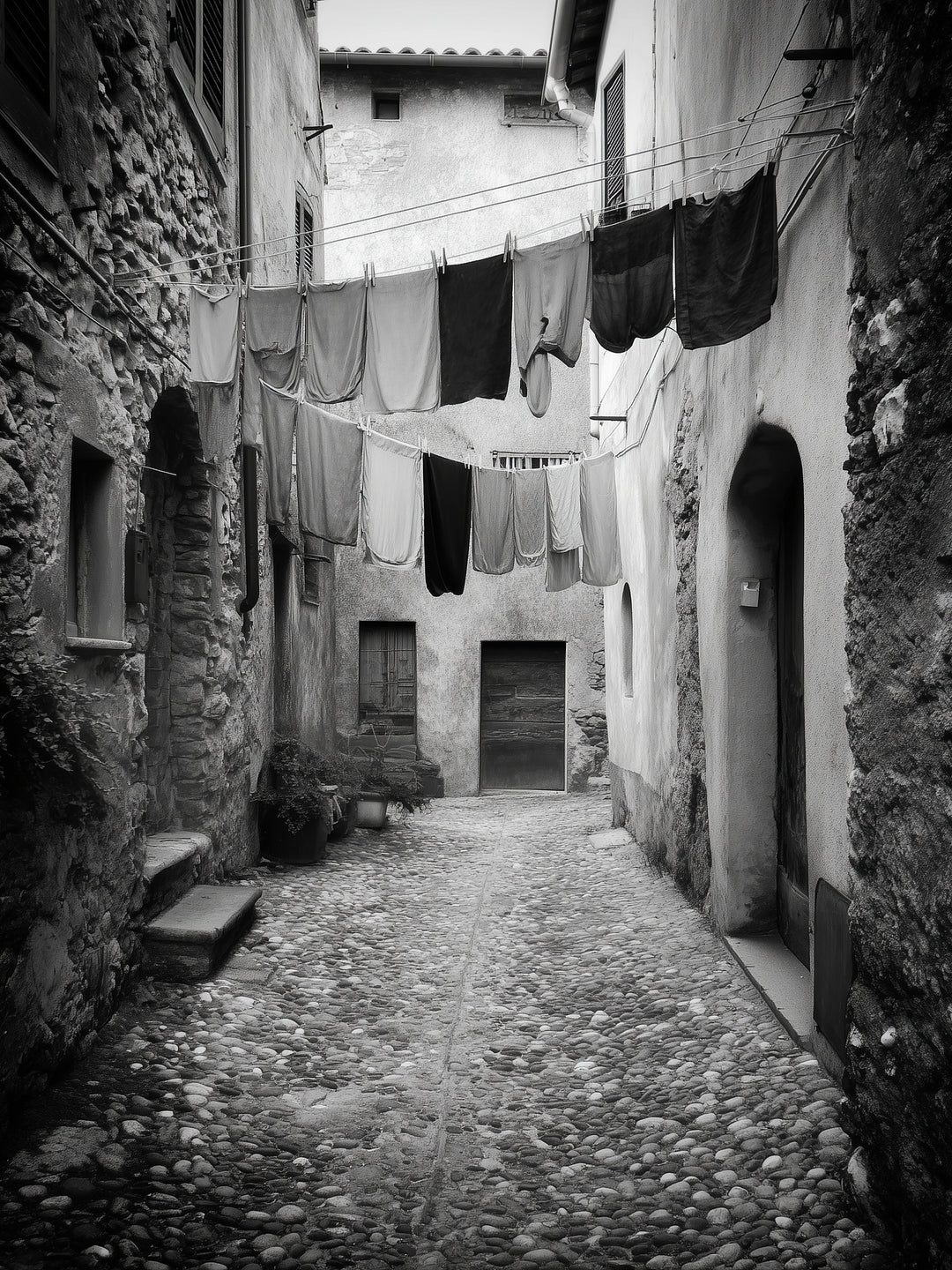 Italienische Gasse mit Wäsche Leinwandbild schwarz weiß – Leinwand auf Holzrahmen – Ansicht 5