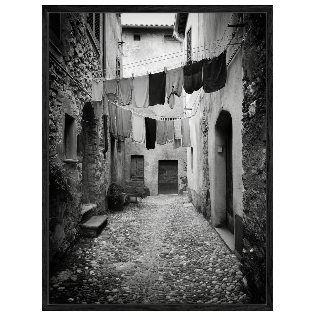 Italienische Gasse mit Wäsche Leinwandbild schwarz weiß – Leinwand auf Holzrahmen – Ansicht 6