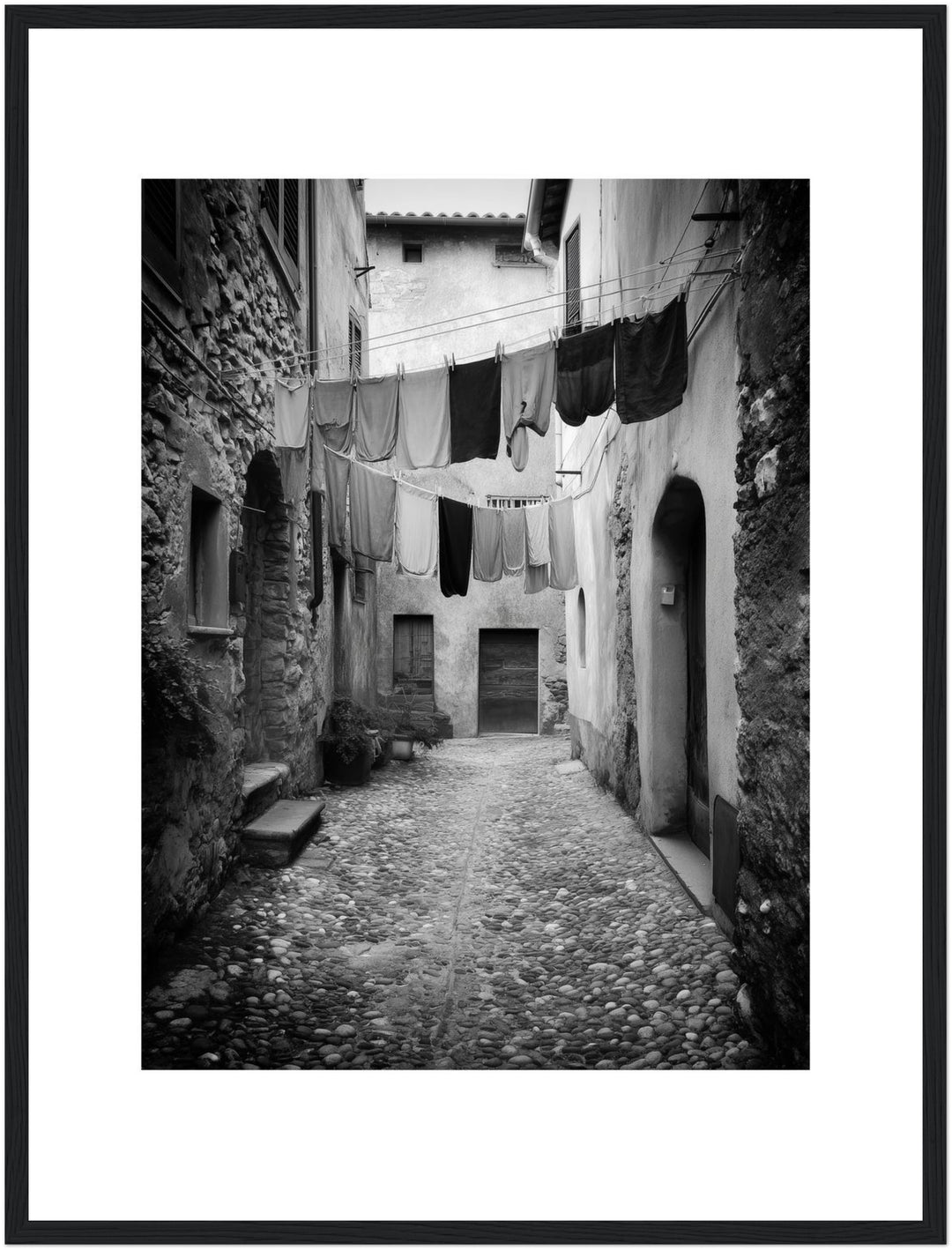 Italienische Gasse mit Wäsche Poster schwarz weiß – mattes Kunstdruck-Papier – Ansicht 5