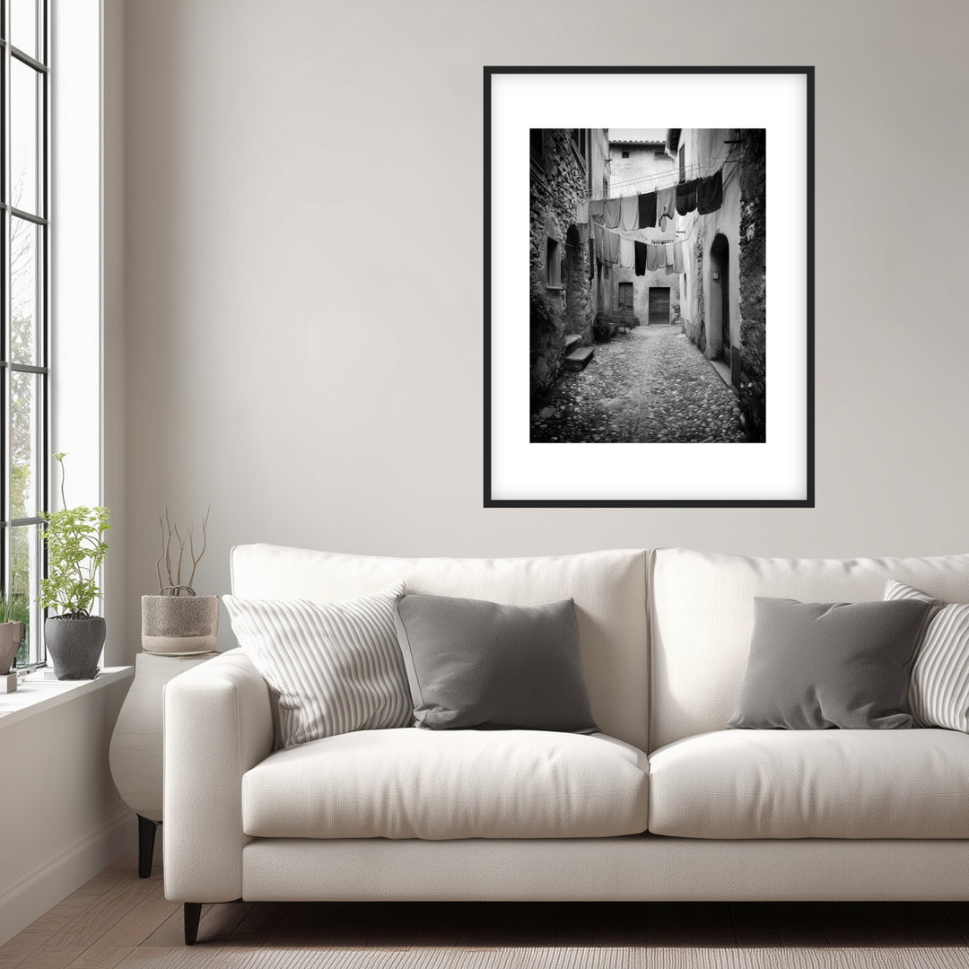 Italienische Gasse mit Wäsche Poster schwarz weiß – mattes Kunstdruck-Papier – Ansicht 2