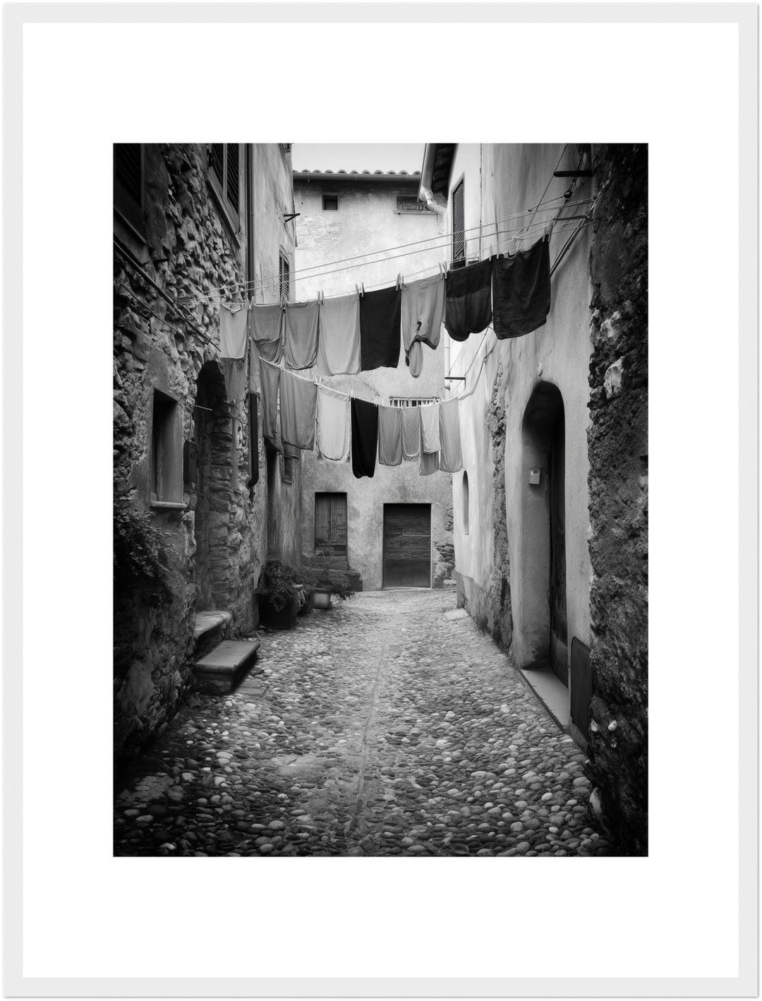 Italienische Gasse mit Wäsche Poster schwarz weiß – mattes Kunstdruck-Papier – Ansicht 6