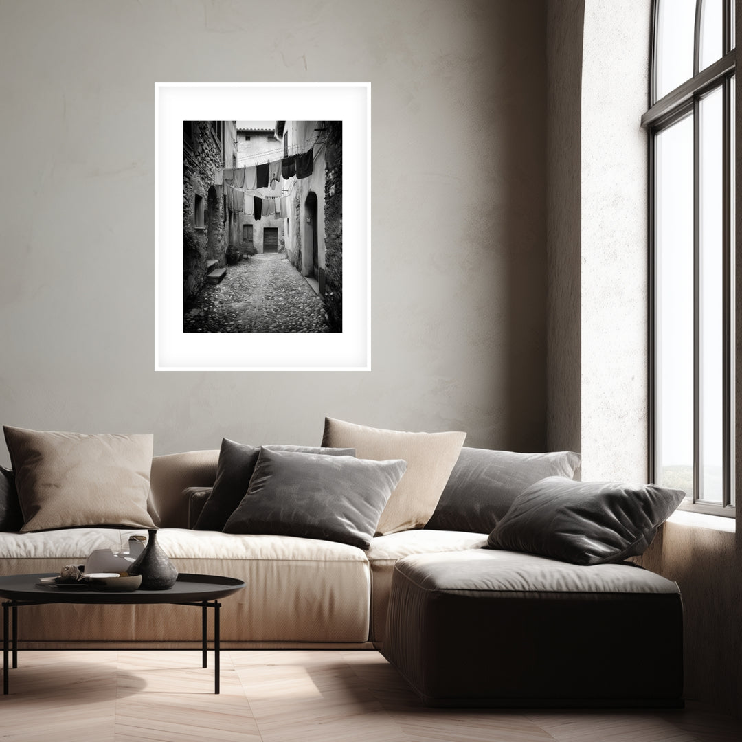 Italienische Gasse mit Wäsche Poster schwarz weiß – mattes Kunstdruck-Papier – Ansicht 4