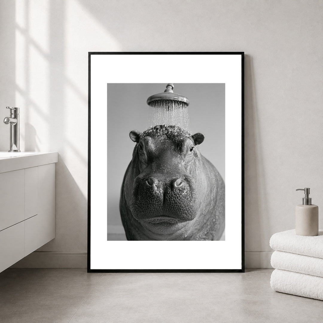 Nilpferd unter der Dusche Poster – Schwarzer Rahmen – Produktfoto