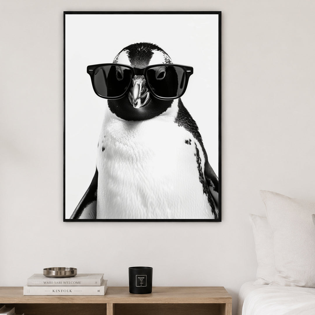 Pinguin mit Sonnenbrille Poster – Schwarzer Rahmen – Produktfoto