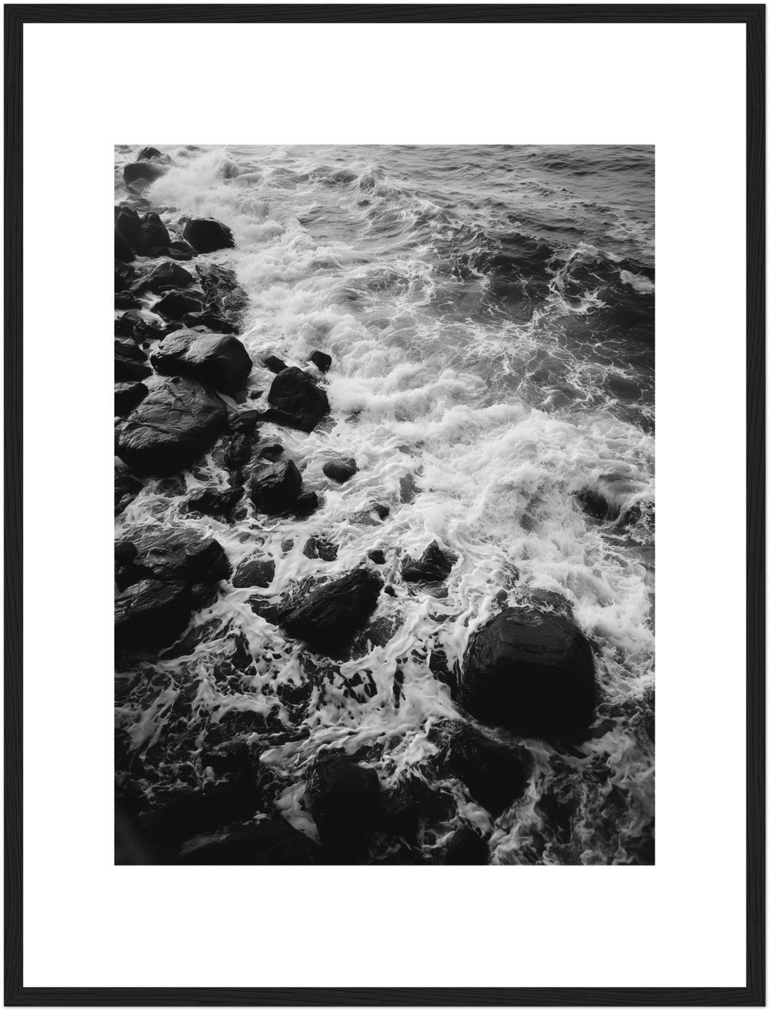 Brandung auf dunklen Felsen Poster – Schwarzer Rahmen – Produktfoto