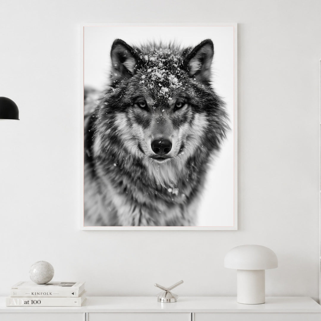 Wolf im Schneetreiben Poster – Weißer Rahmen – Produktfoto