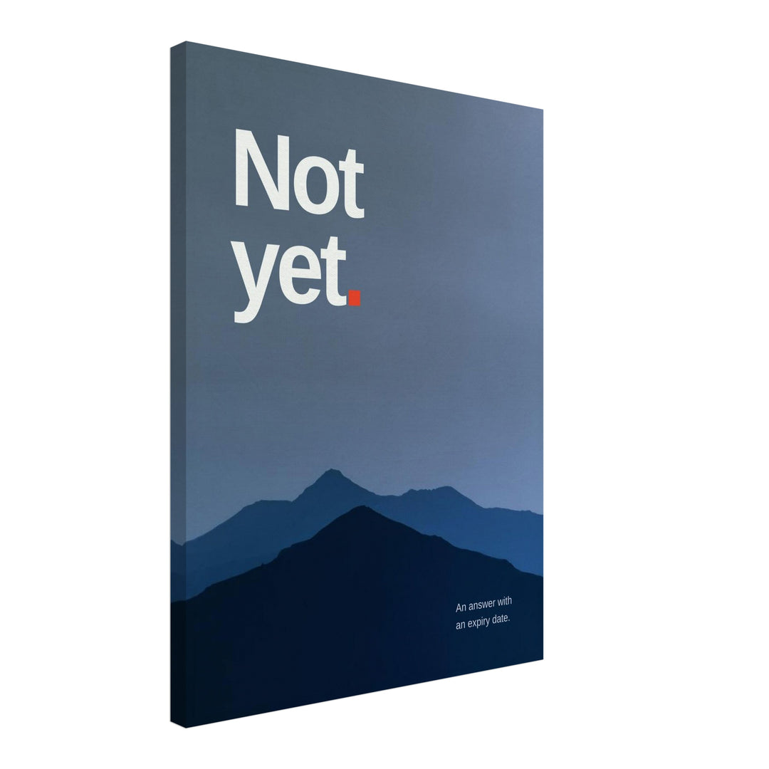 Not Yet – Bergsilhouette Leinwand – Schräge Ansicht – Produktfoto