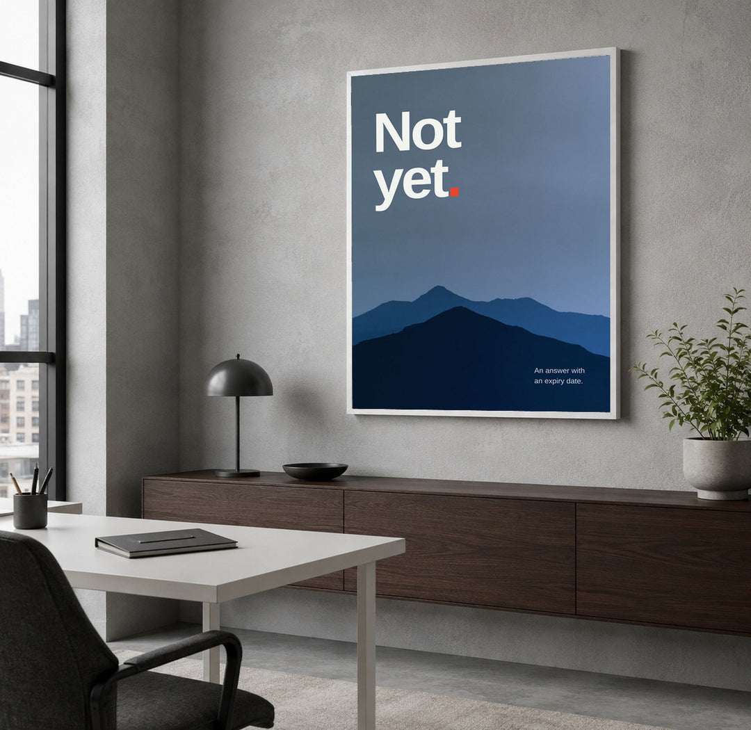 Not Yet – Bergsilhouette Poster – Weißer Rahmen – Produktfoto