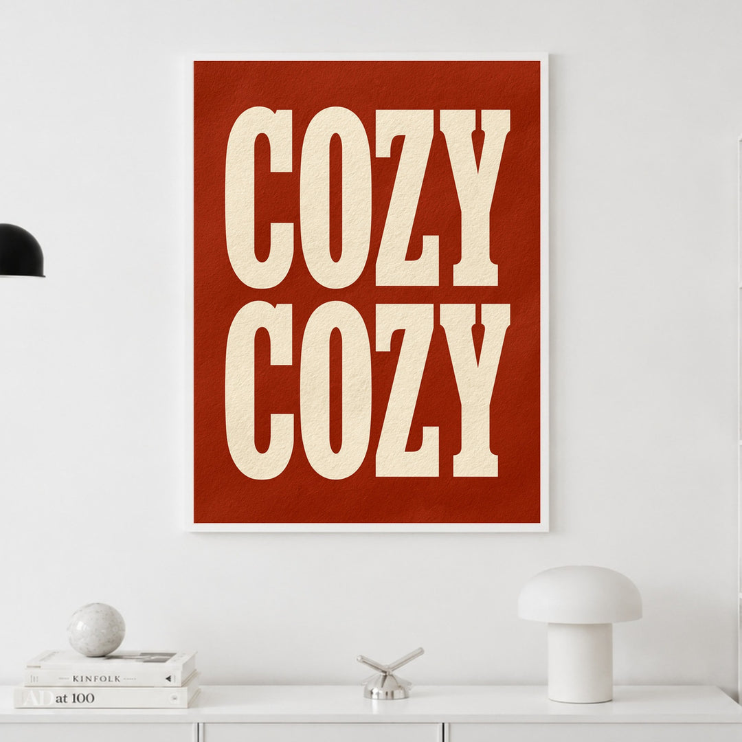 Cozy Schriftzug rot Poster – Weißer Rahmen – Produktfoto