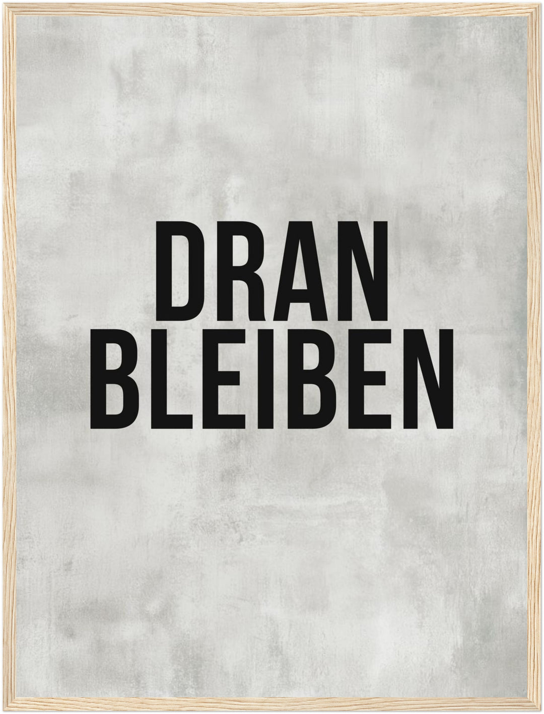 Dranbleiben Typografie grau Poster – Holz natur Rahmen – Produktfoto